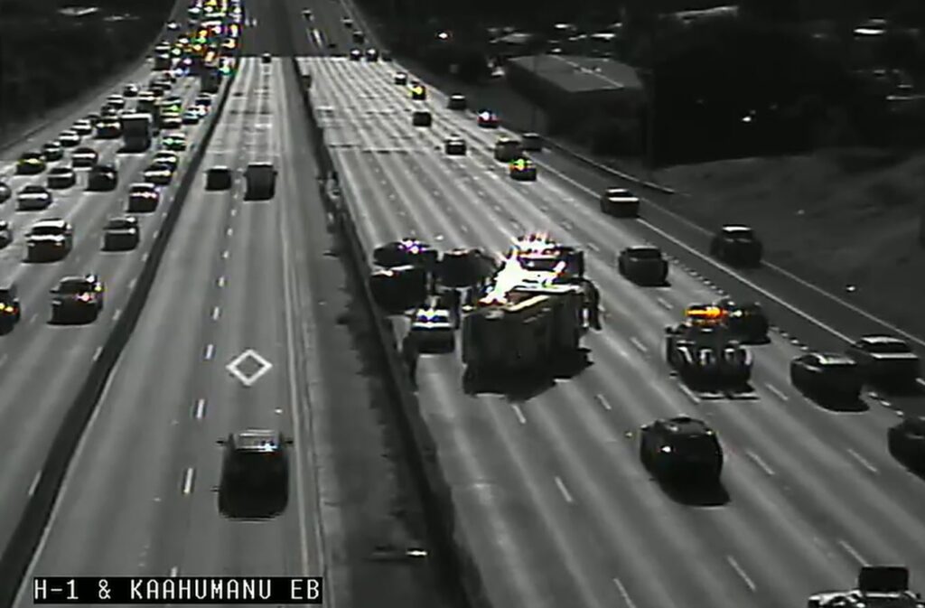 2 hurt in nine-car accident, temporarily blocked H-1 East lanes